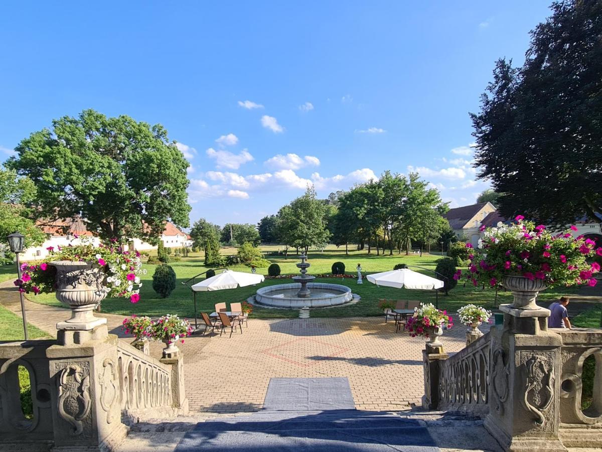 Palac Henrykow Szprotawa Екстериор снимка